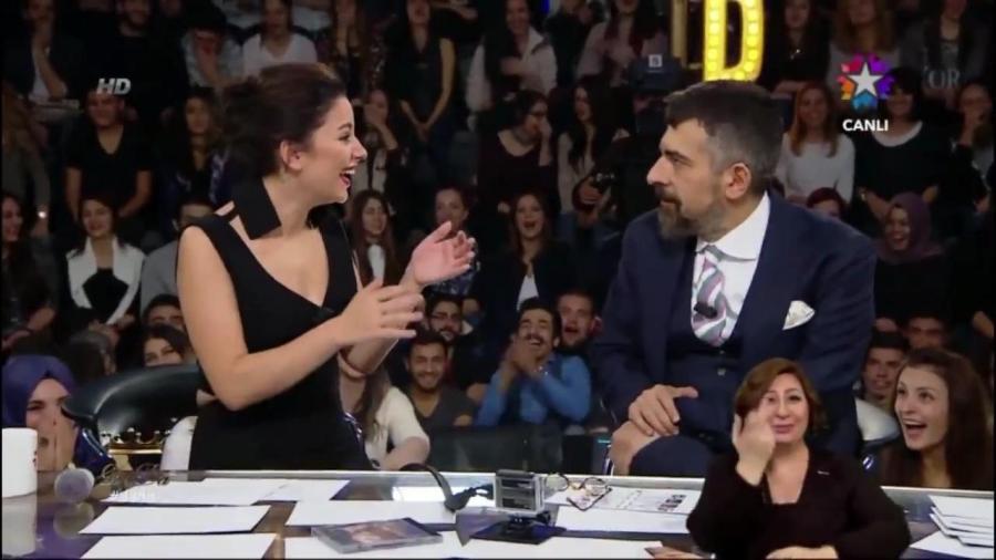 Canlı efirdə müğənninin sinəsinə toxundu - video