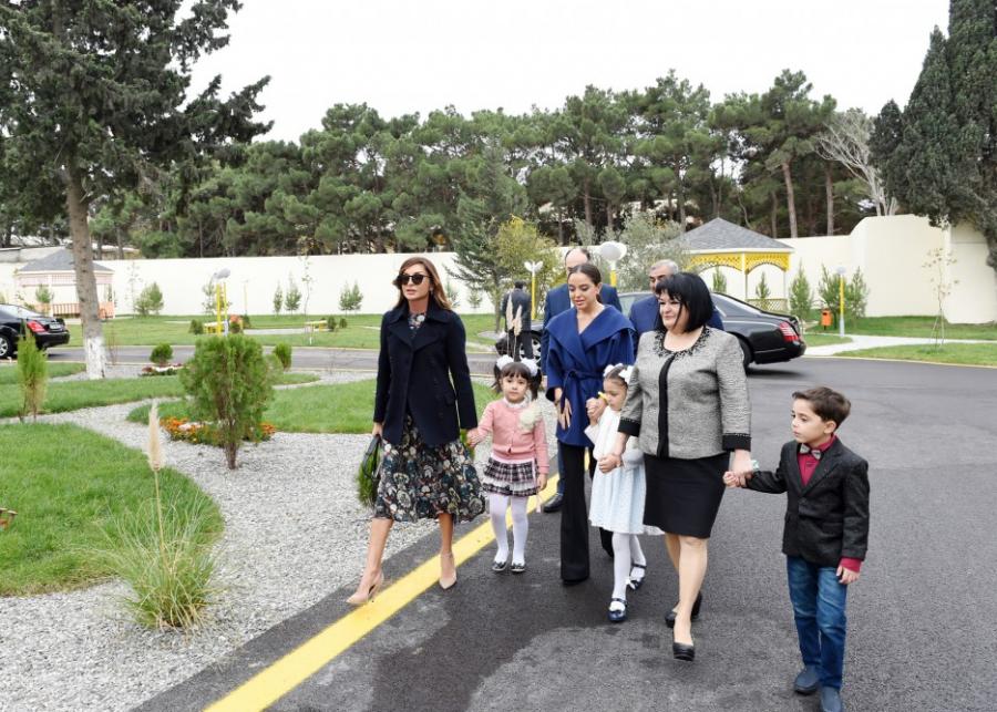 Birinci xanım qızı ilə körpələr evinin açılışında - fotolar 