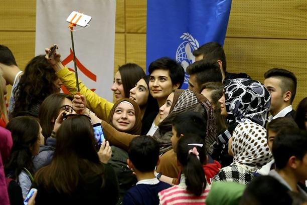 Tuba Büyüküstün suriyalı uşaqlara dəstək oldu - fotolar