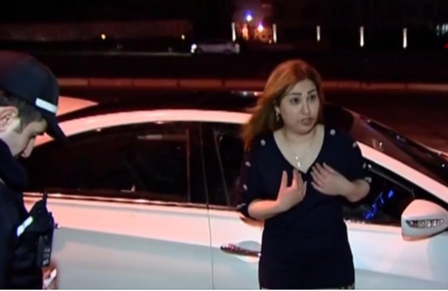 Bakıda iki sərxoş qadın polislərlə mübahisə etdi - video