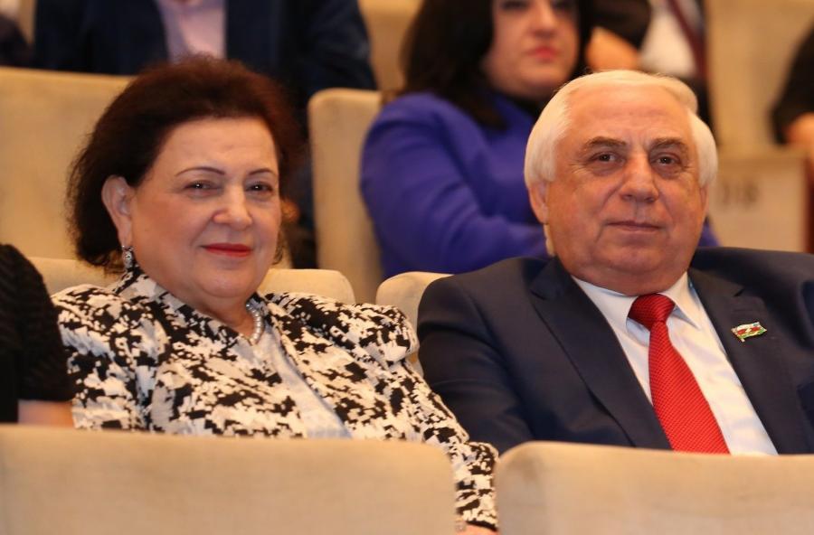 Millət vəkilinin xanımı ilə  fotosu