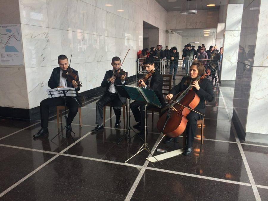 Bakı metrosunda ilk: sərnişinlər üçün canlı konsert - video