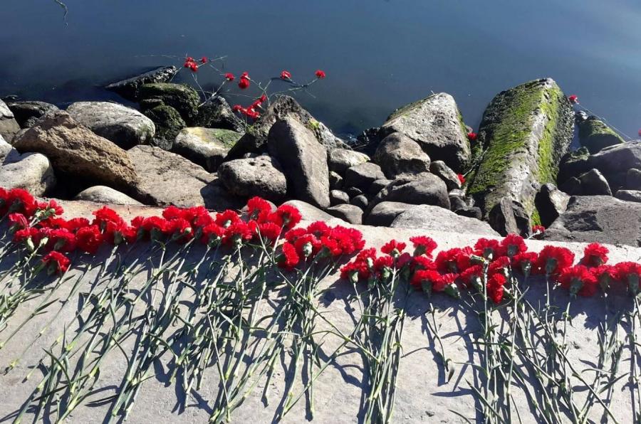 Neftçilərin xatirəsi üçün dənizə qərənfil atıldı -  fotolar