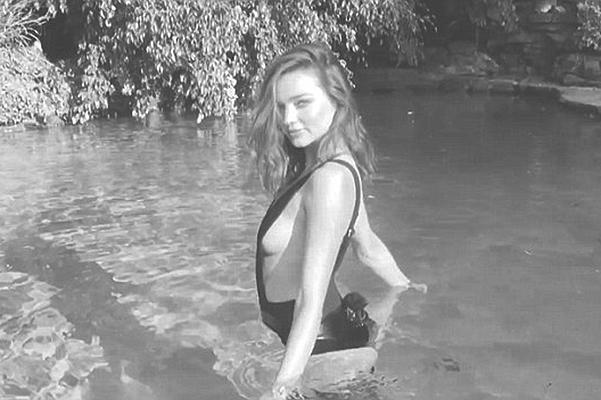 Miranda Kerr yarıçılpaq halda kamera qarşısında - video