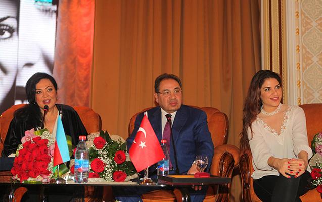 Türkan Şorayı BDU-da izdihamla qarşıladılar - fotolar