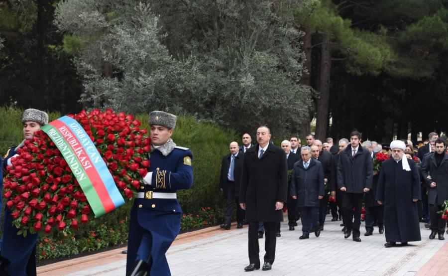 Prezident və oğlu Heydər Əliyevin məzarını ziyarət etdi - video