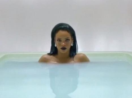 Rihanna vanna otağındakı şəkillərini paylaşdı