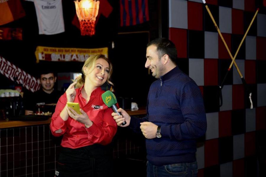 Roza Zərgərli ofisiantlıq etdi -  fotolar