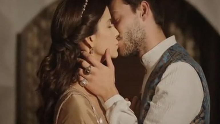 Beren Saatın öpüş səhnəsi müzakirə açdı - video