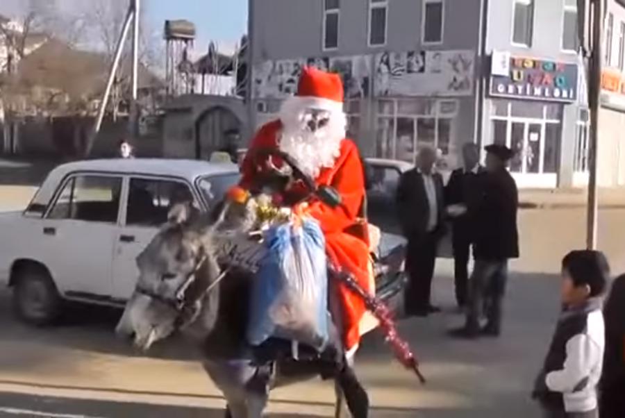 Masallıda Şaxta baba hədiyyəni belə payladı - video