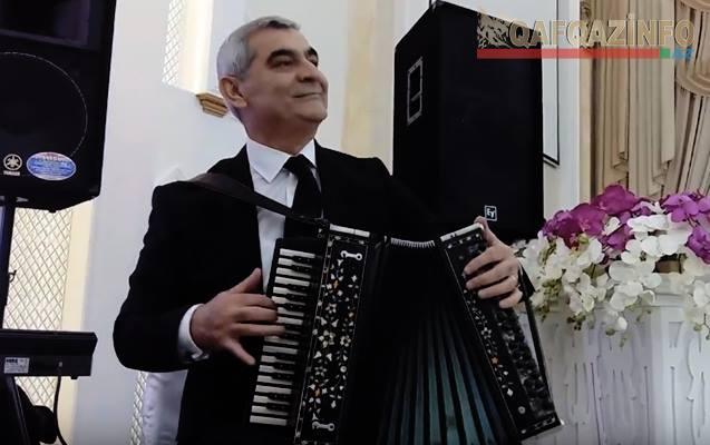 Səfirlik əməkdaşı Bakıda toyda qarmon çaldı - video 