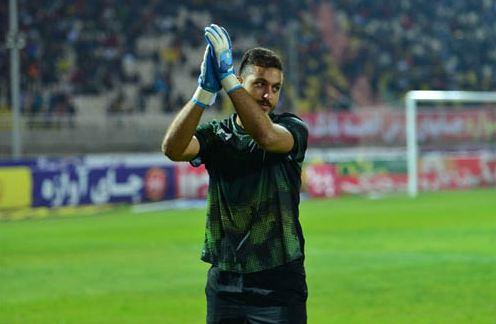 İranlı futbolçu nişanlısıyla fotolarına görə həbs olundu