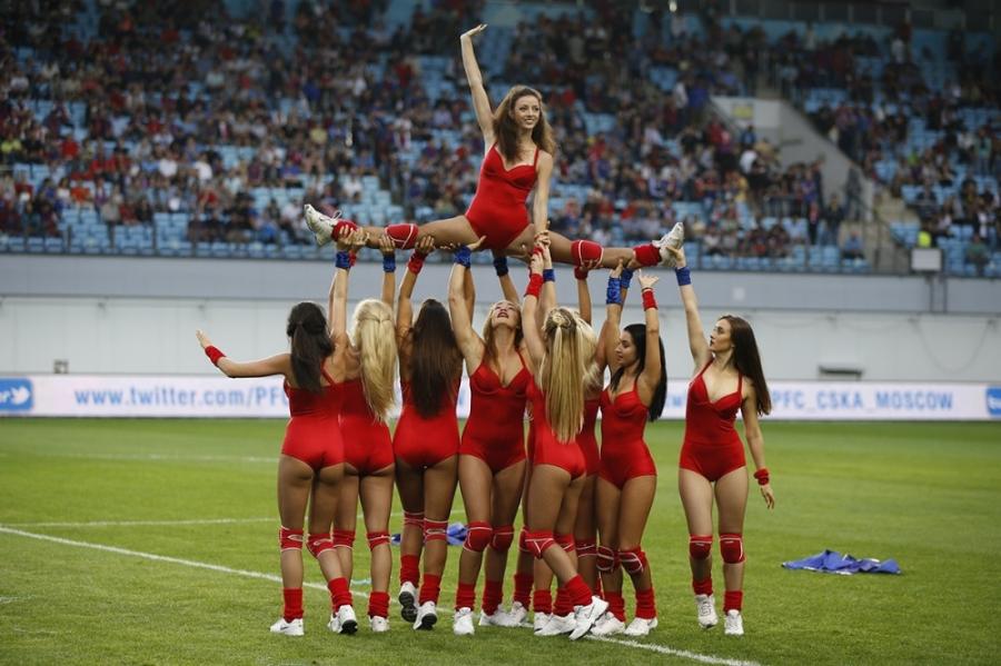 Stadionda hər kəs bu rus qızlara baxır - fotolar