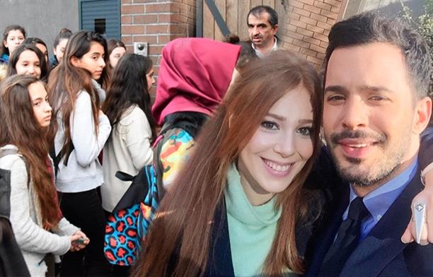 Qızlar "Kiralık aşk"ın çəkiliş meydançasına hücum etdi - fotolar