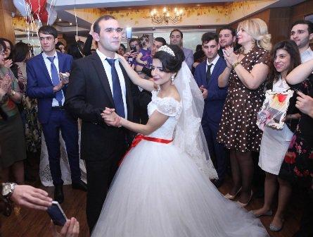 Nazirlik iki kimsəsiz gəncə toy elədi - fotolar