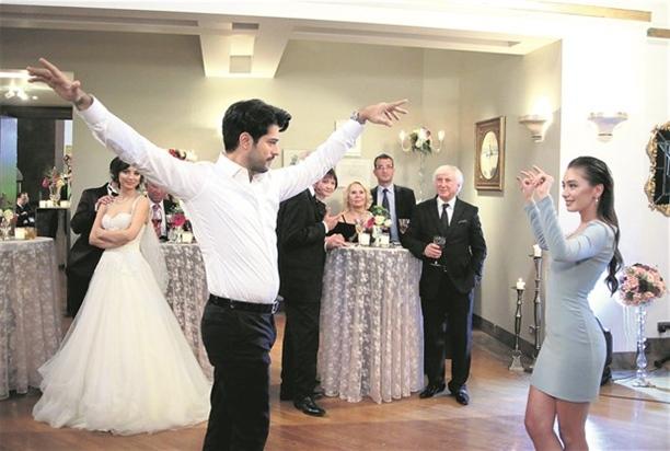 Tamaşaçılar Burak və Neslihanın bu səhnəsini gözləyir- foto+video