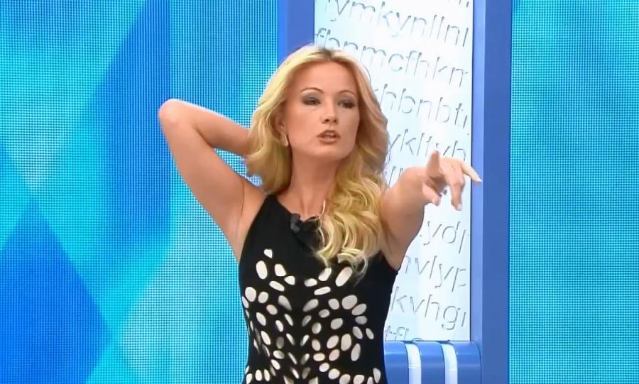 Canlı efirdə etiraf etdi, polislər studiyanı basdı - video