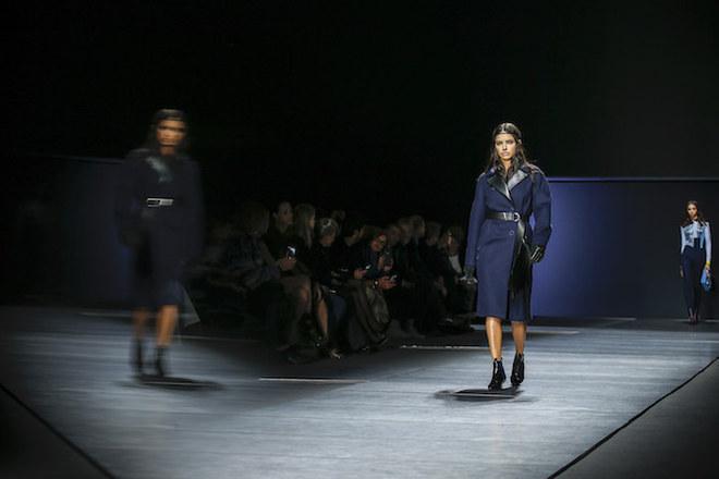 İrina Şeyk, Adriana Lima və Gigi Hadid "Versace" dəfiləsində - fotolar