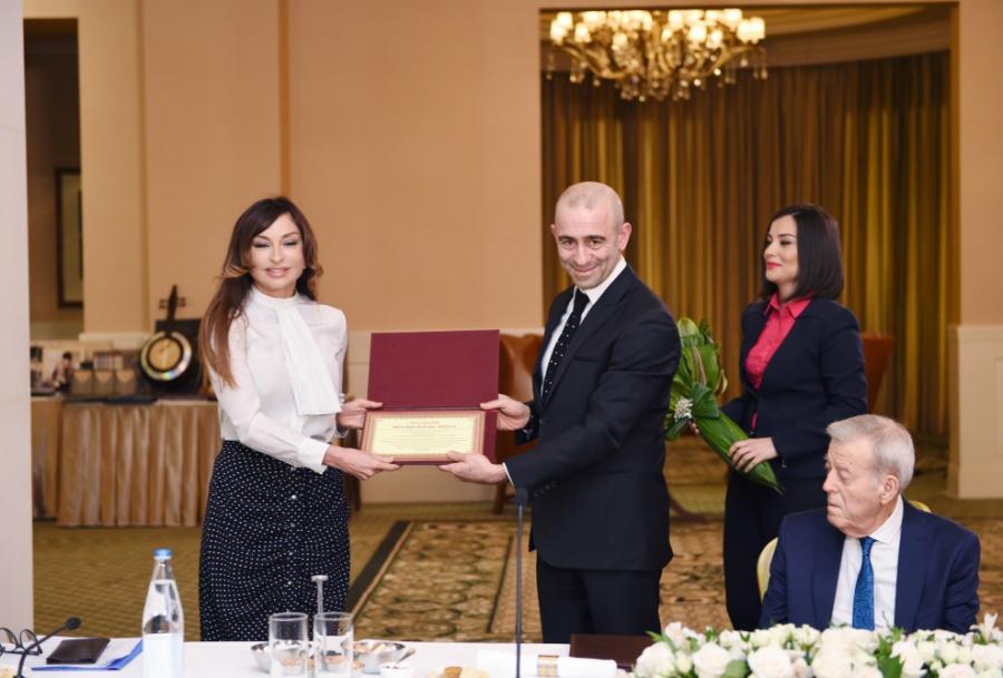 Mehriban Əliyevaya “2015-ilin adamı” mükafatı təqdim edilib - fotolar