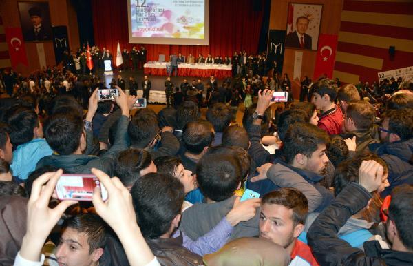 Onları görmək üçün huşunu itirən və ayaq altda qalan oldu - video
