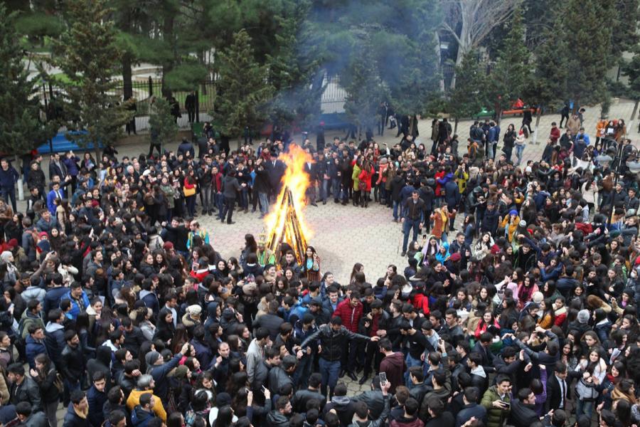 Tələbələr universitetdə tonqal qaladılar - foto