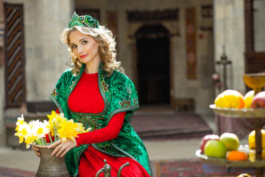 Rus gözəli Bahar qızı obrazında - fotolar 