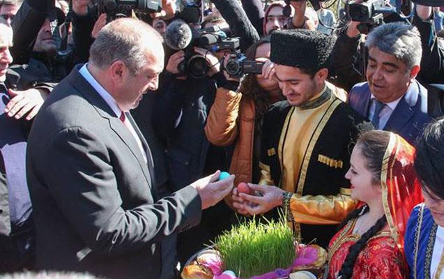 Gürcüstan prezidenti azərbaycanlılarla yumurta döyüşdürdü - fotolar
