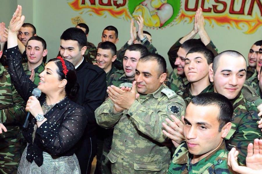 Məşhurlar əsgərlikdə olan müğənniyə baş çəkdi -  fotolar