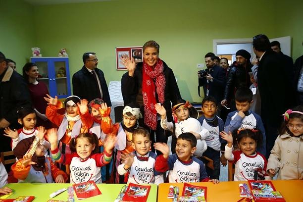 Gülben Ergen 32-ci məktəbini açdı - fotolar