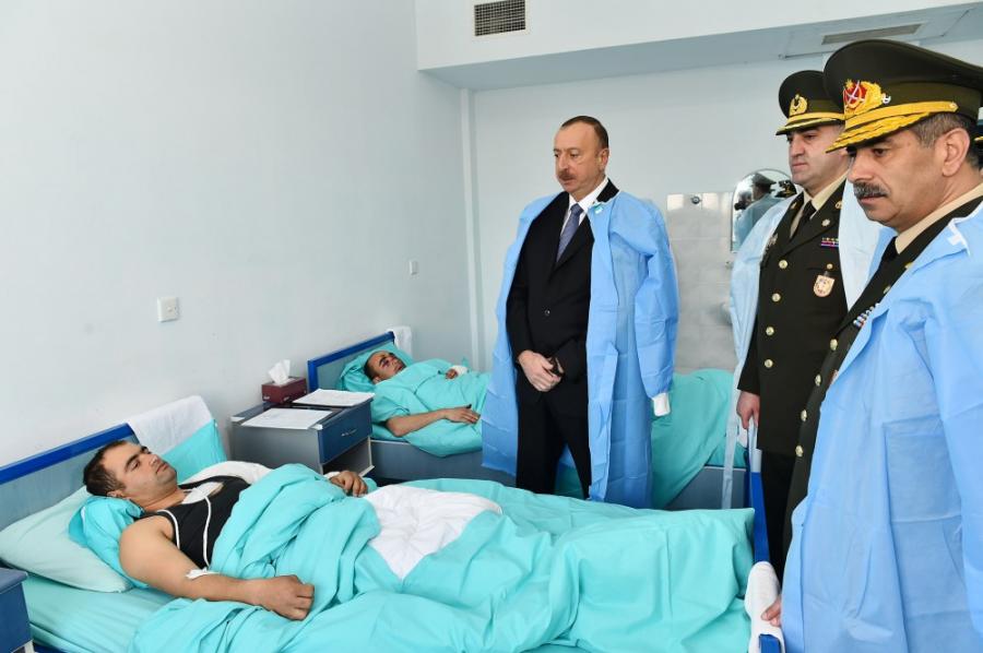 İlham Əliyev yaralı hərbiçilərə baş çəkib - video