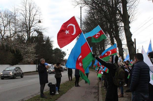 Kopenhagendə Ermənistan səfirliyi qarşısında etiraz - fotolar