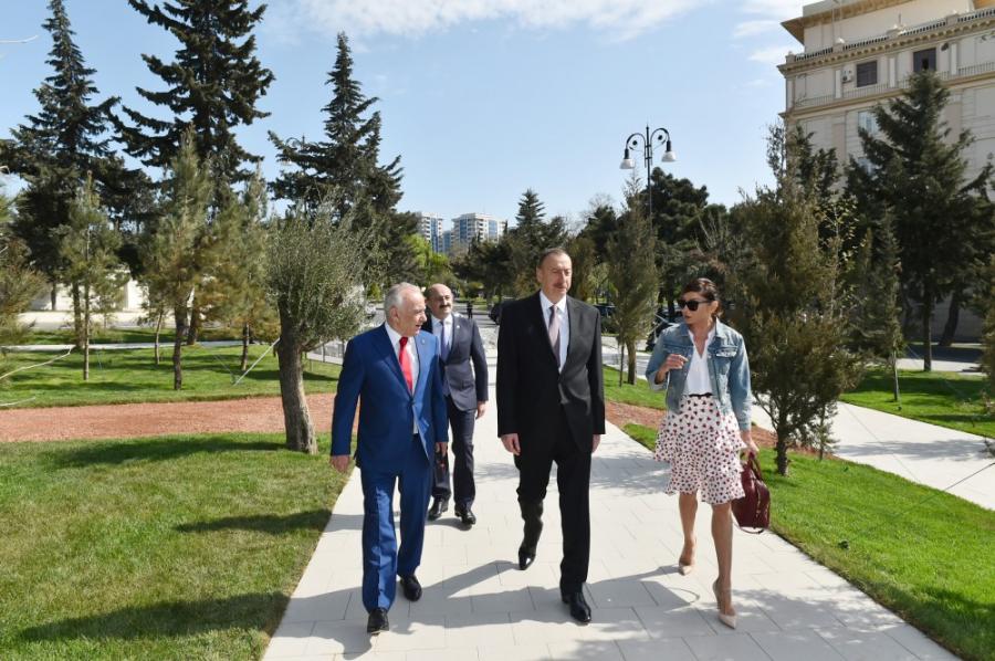 Prezident və xanımı yeni parkda -  fotolar