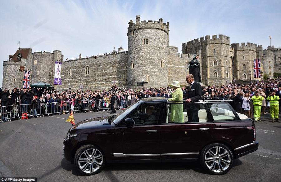 90 yaşlı kraliça üçün izdiham - fotolar