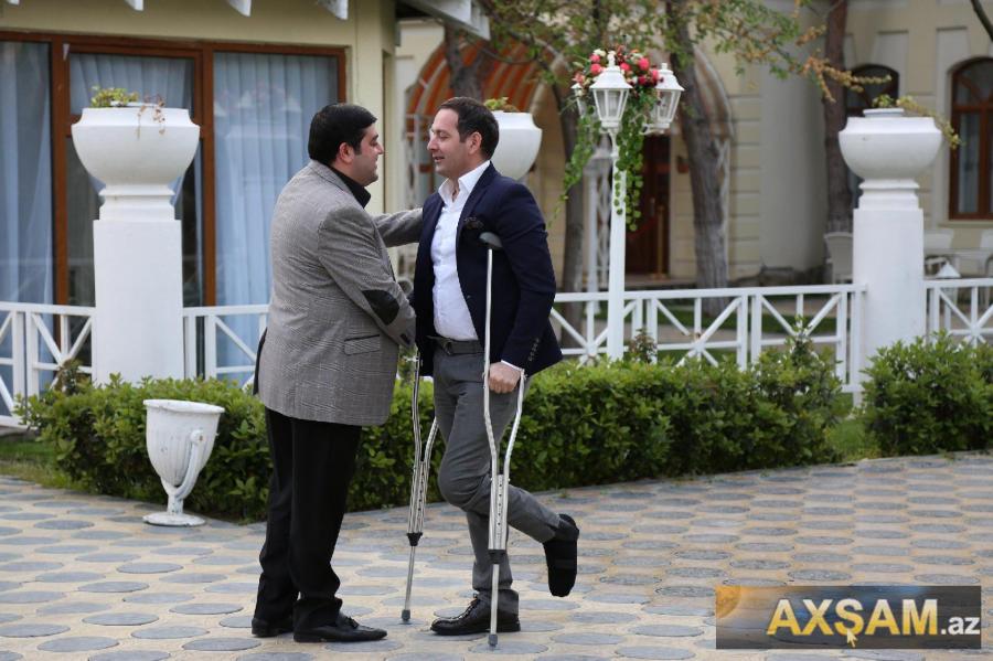 Ayağı sınan azərbaycanlı aktyor toya belə gəldi -  fotolar