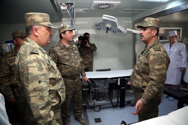 Müdafiə naziri cəbhədə səhra hospitalında - fotolar