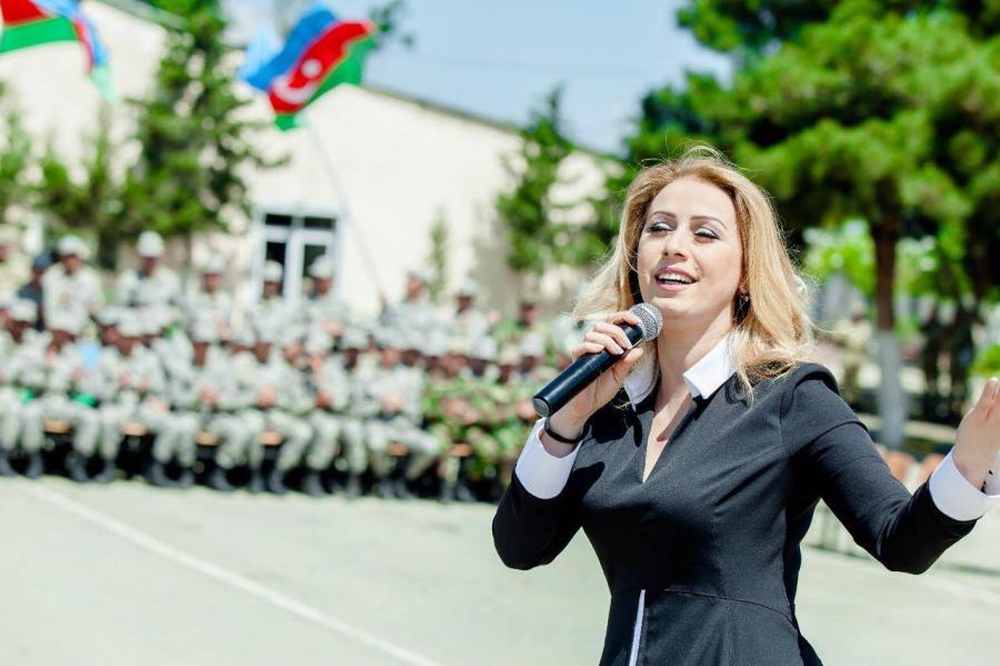 Roza əsgərlər üçün konsert verdi -  fotolar