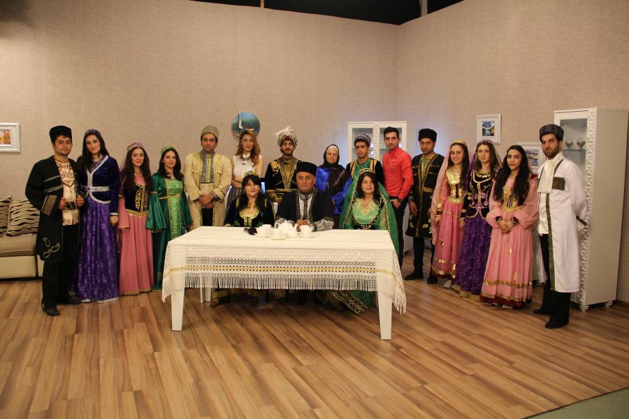 Aktyorlar milli geyimlə gəzintidə -  fotolar