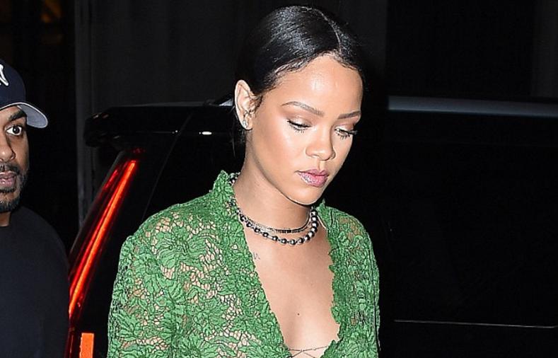 Rihanna çılpaq bədənini göstərdi - fotolar