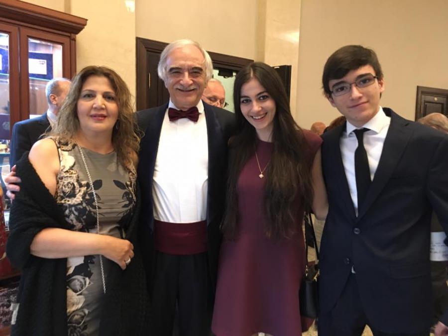 Polad Bülbüloğlunun xanımı və övladları -  fotolar
