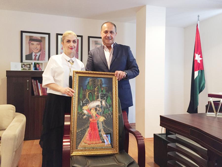 Gülnarə Xəlilovadan səfirə hədiyyə -  fotolar