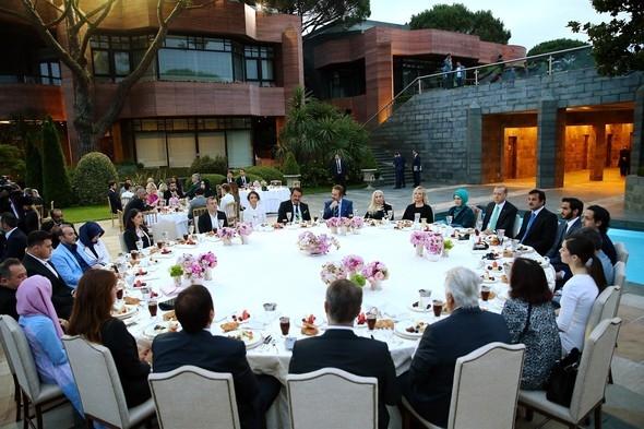 Prezident məşhurlar üçün iftar süfrəsi açdı - fotolar