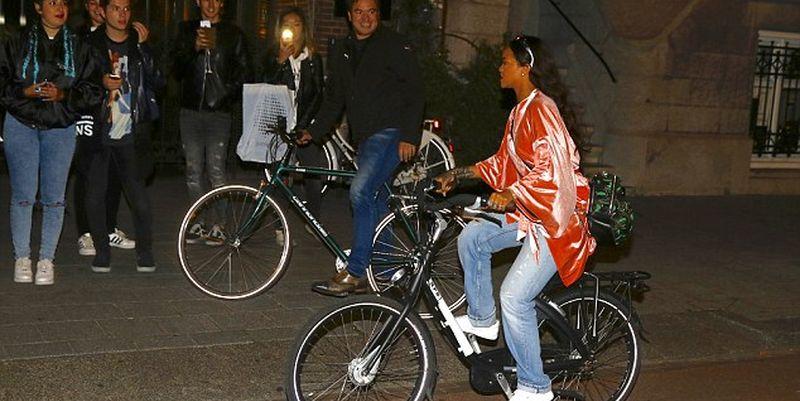 Rihanna və Kara Delevinin Amsterdam əyləncəsindən fotolar