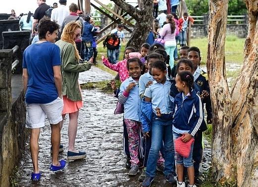 Məşhur cütlük hindu icmasına baş çəkdi - fotolar