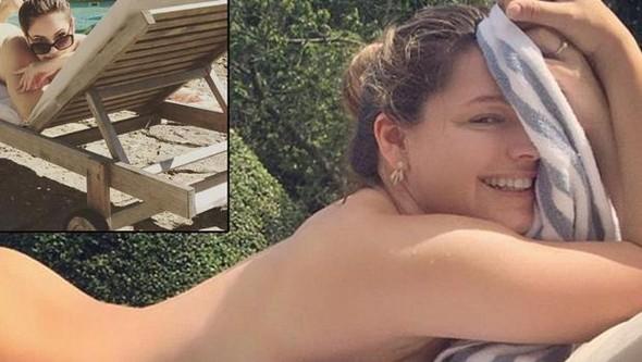 Kelli Bruk çılpaq günəşləndi 
