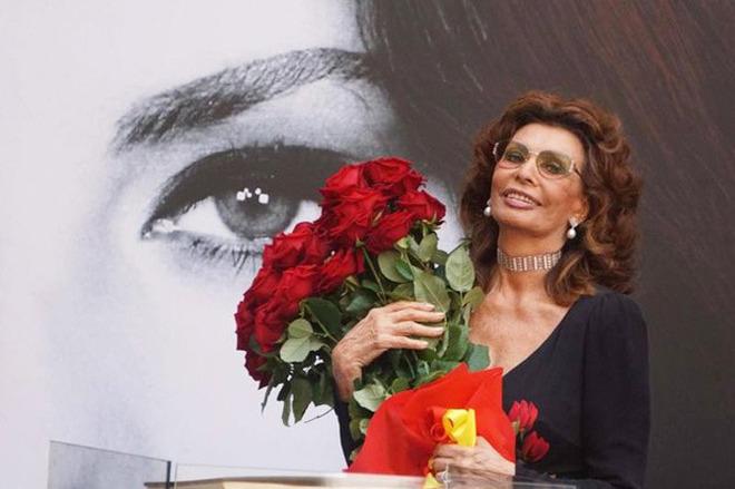 81 yaşlı Sofi Loren təəccübləndirdi - fotolar