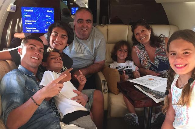 Ronaldo ailəsi ilə istirahətə getdi - fotolar