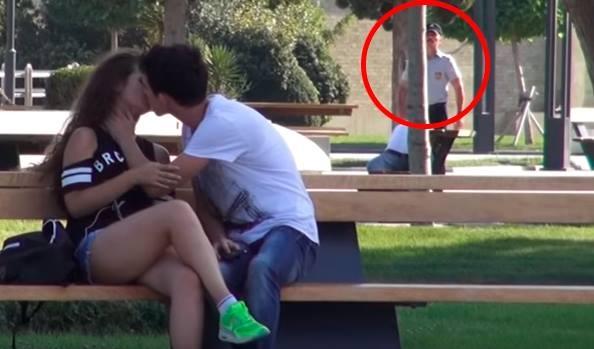 Bakıda küçənin ortasında tanımadığı qızı belə öpdü –  video