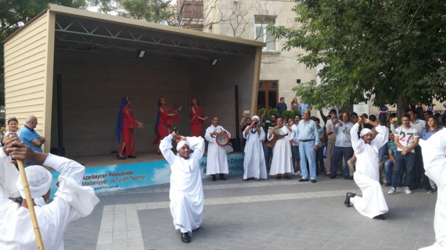 Bakı küçələrində Misir rəqsləri - foto