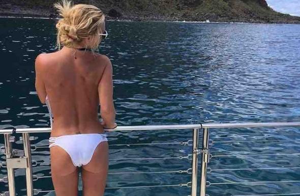 Yarıçılpaq fotosunu paylaşıb arıqladığını göstərdi -  fotolar