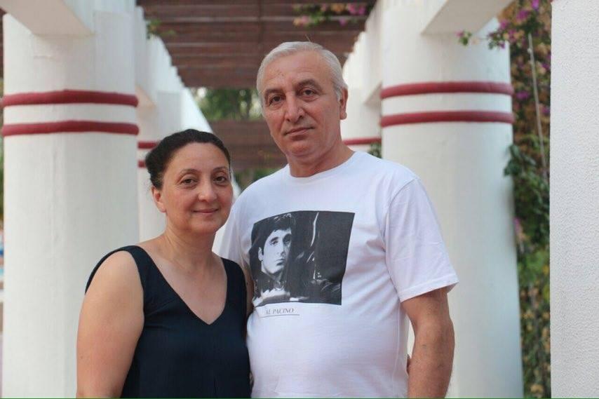 Azərbaycanlı müğənni valideynləri ilə Antalyada dincəlir -  fotolar